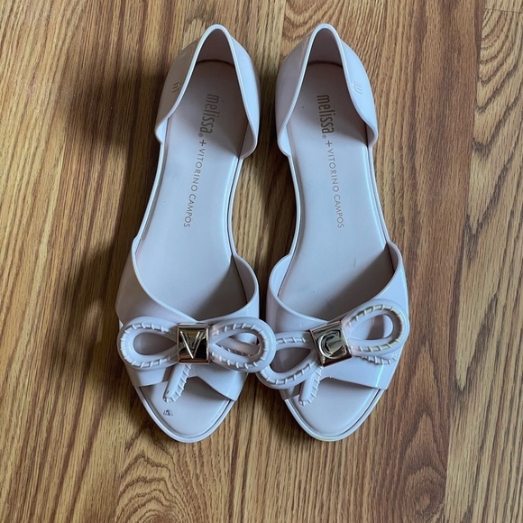 Mini Mellisa + Vitorino Campos Light Pink Patent Leather Bow Sandals. - Picture 4 of 8